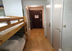 un pasillo con 2 literas en una habitación en Studio cabine 4 personnes - Résidence Les Artigalas en Barèges