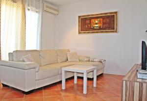 Televízia a/alebo spoločenská miestnosť v ubytovaní Apartments Jadran