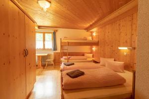 una camera con 3 letti a castello in una cabina di Skihütte Zams a Zams