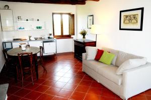 a living room with a couch and a table at Agriturismo Naioli in Pitigliano