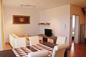 Televízia a/alebo spoločenská miestnosť v ubytovaní Apartments Jadran + 18 fotografií