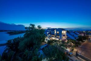 una vista aérea de una casa por la noche en Hoianoi Villa, en Hoi An