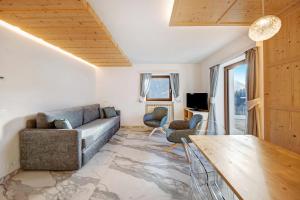 sala de estar con sofá y mesa en Roda A Parte, en Vigo di Fassa