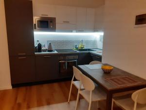 A kitchen or kitchenette at Bilocale 7 piano balcone vista skyline