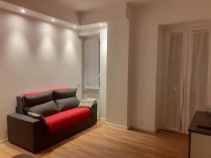 A seating area at Bilocale 7 piano balcone vista skyline