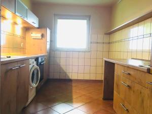 a kitchen with a washing machine and a window at Ganzes Apartment 20 min vom Frankfurt HBF in Langen