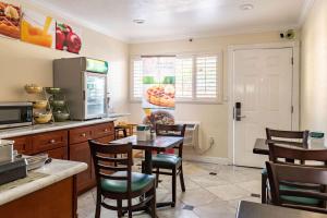 A kitchen or kitchenette at Quality Inn University Berkeley