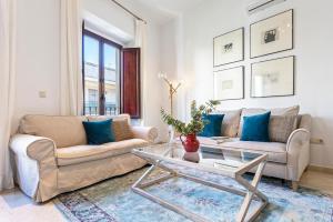 una sala de estar con un sofá y una mesa en Genteel Home Arfe Terrace, en Sevilla