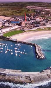 uma vista aérea de uma praia com barcos na água em 2 Bed Flat Right in Centre of Portrush town em Portrush