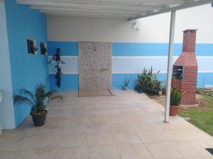 a room with blue and white walls and a patio at Casa azul in Barra do Garças