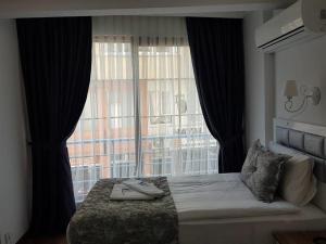 Un pat sau paturi într-o cameră la Harbour Hotel