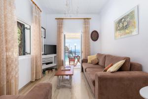 a living room with a couch and a table at Villa Georgina in Nisakion