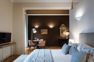 una camera d'albergo con letto e tavolo di 33SolonosSuites ad Atene