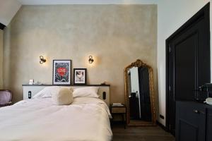 سرير أو أسرّة في غرفة في Boutique Hotel & Restaurant Frenchie