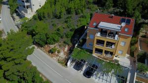 una vista aérea de una casa con techo rojo en Apartments Martina, en Prizba