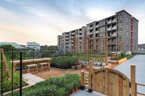 un immeuble d'appartements avec un patio et un jardin dans l'établissement LA HABANA501, à Hua Hin