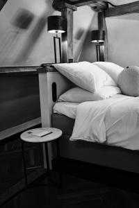 سرير أو أسرّة في غرفة في Boutique Hotel & Restaurant Frenchie