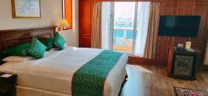 Postel nebo postele na pokoji v ubytování Riviera Hotel