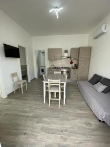 Casa Marianelli في كالابيرناردو: غرفة معيشة بها سرير وطاولة وكراسي