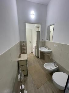 Casa Marianelli في كالابيرناردو: حمام أبيض مع مرحاض ومغسلة