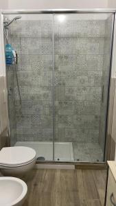 Casa Marianelli في كالابيرناردو: حمام مع دش ومرحاض ومغسلة +70 صورة