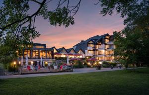 a rendering of a resort at night at Hotel Moselblick in Winningen