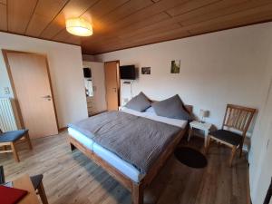 Schlafzimmer mit einem Bett, einem Tisch und Stühlen in der Unterkunft Ferienhaus Winzerauszeit in Ellenz-Poltersdorf