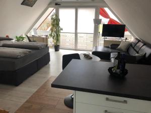 uma sala de estar com um sofá e uma mesa em Appartement Sonnenschein em Hüllhorst
