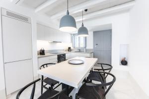 Kuchyňa alebo kuchynka v ubytovaní Philosophia Luxury Villa