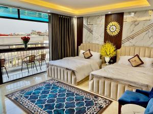 ein Hotelzimmer mit 2 Betten und einem Balkon in der Unterkunft The Royal Hotel Near West Lake in Hanoi