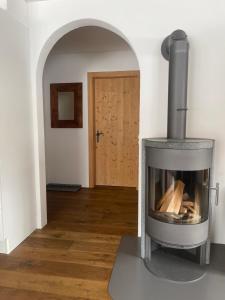 a fireplace in a living room with a wooden floor at Ferienwohnung mit idyllischer Aussicht in Klosters