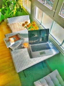 um computador portátil sentado em cima de uma mesa em A Casiña do Patio em Quiroga
