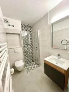 a bathroom with a toilet and a sink and a shower at O&O Hotel Oberursel Zentrum in Oberursel