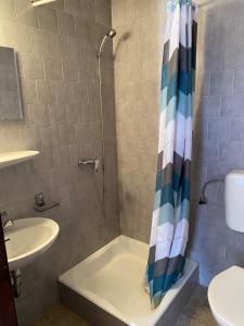 Koupelna v ubytování Apartmani Infinity