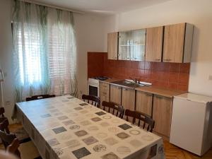 Kuchyňa alebo kuchynka v ubytovaní Apartmani Infinity