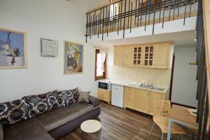 a living room with a couch and a kitchen at Apartmani ,,Vasa ,, 2 in Soko Banja