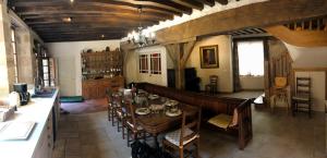Restoran või mõni muu söögikoht majutusasutuses Gite de l'ancien college