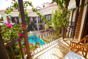 Der Swimmingpool an oder in der Nähe von Dalyan Hotel Nish Caria
