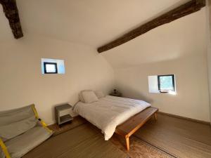 Postel nebo postele na pokoji v ubytování Maison au bord de l’eau d’un céramiste