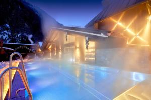 Der Swimmingpool an oder in der Nähe von Hotel Neue Post