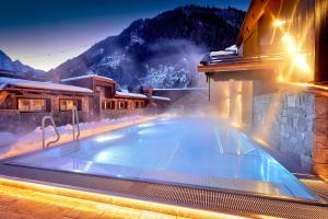 Der Swimmingpool an oder in der Nähe von Hotel Neue Post