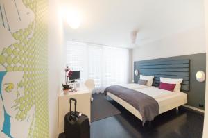 克里瑟恩天空设计汽车旅馆的卧室里有一张床和一张书桌 更多16张照片