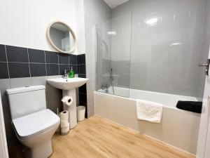 ein Badezimmer mit einem WC, einem Waschbecken und einer Badewanne in der Unterkunft Glasgow 2 Bedroom Apartment in Glasgow