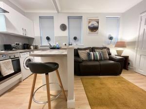 Dapur atau dapur kecil di Glasgow 2 Bedroom Apartment