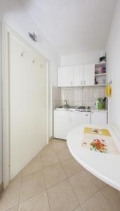 Kuchyňa alebo kuchynka v ubytovaní Studio apartment in Bol with sea view, terrace, air conditioning, WiFi 3634-1