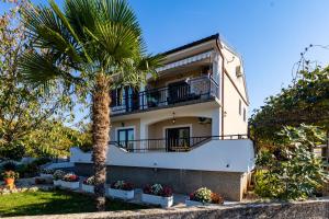 Κήπος έξω από το Apartments Meri