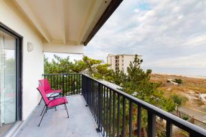 ein Balkon mit zwei Stühlen und Blick auf das Meer in der Unterkunft Sand Dollar II in Ocean City