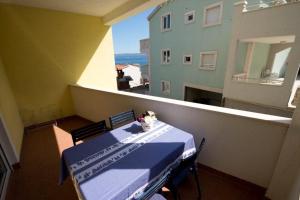 un tavolo con una tovaglia blu sul balcone di Studio apartment in Duce with sea view, balcony, air conditioning, WiFi 132-8 a Duće