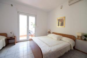 Posteľ alebo postele v izbe v ubytovaní Studio apartment in Duce with sea view, balcony, air conditioning, WiFi 132-8