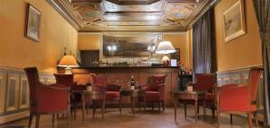Salon ou bar de l'établissement Château d'Isenbourg & SPA